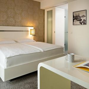 Zimmer mit Kingsize-Bett